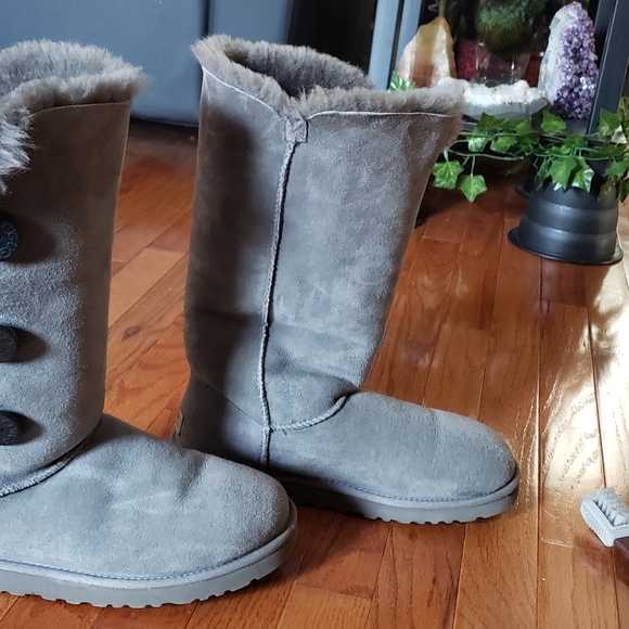 Tall grey Bailey Button UGGS and care kit - Picture 8 of 13